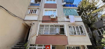 ÜSKÜDAR ÇİNİLİ HAMAM SOKAKTA 2+1 BOŞ SATILIK DAİRE