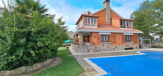 Chalet en calle Los Pinos en Valdefresno