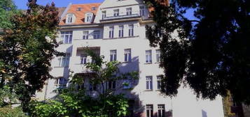 Höll-Immobilien vermietet gemütliche 2-Raum-WE mit Balkon und Küche im Universitätsring 15.