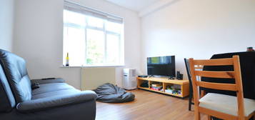 Flat to rent in Craven Avenue, London W5