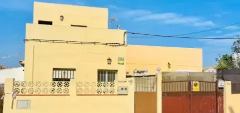 Casa en N&#xFA;cleo Urbano-Urbanizaciones