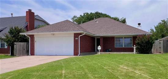 609 NW 19th St, Moore, OK 73160