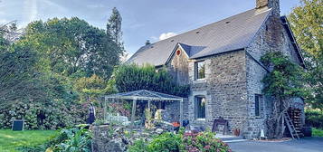 Maison en pierre avec deux hectares à La Meurdraquière