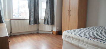 Flat to rent in Tooting Bec Road, London SW17