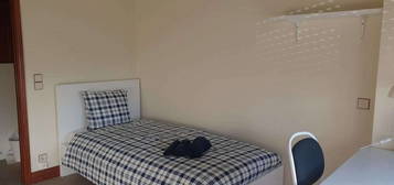 Quarto em apartamento mobilado e equipado - zona universidades