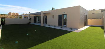 Chalet pareado en venta en calle Bacares, 1