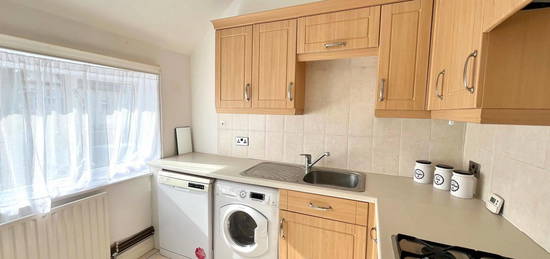 Flat to rent in Melrose Avenue, Willesden Green NW2