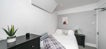 Room to rent in Clifton Street, Reading RG1