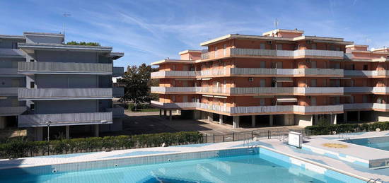 Valbella: Trivano doppio terrazzo e vista piscina