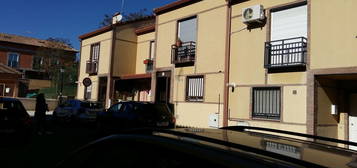 Chalet adosado en venta en calle Nogal