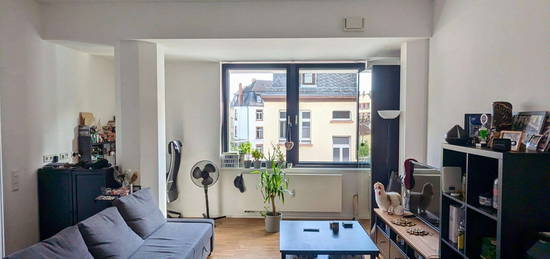 Lichdurchflutete 2-Raum-Wohnung *Unmobliert* mit EBK und Balkon in Frankfurt am Main