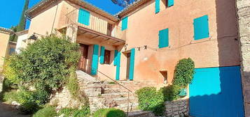 Maison familiale, typiquement provençale, au calme