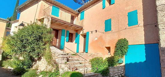 Maison familiale, typiquement provençale, au calme