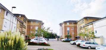 Flat to rent in Franklin Avenue, Watford WD18