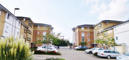 Flat to rent in Franklin Avenue, Watford WD18