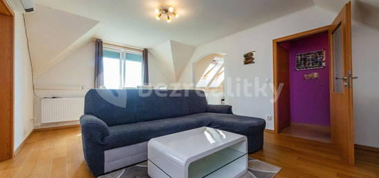 Prodej bytu 3+1 67 m², U Valu, Nupaky