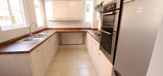 Terraced house to rent in Broughton Road, Banbury, Oxon OX16