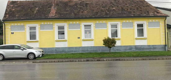 Renovierungsbedürftiges Bauernhaus in Atzelsdorf mit großem Garten