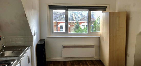 Studio to rent in Emanuel Avenue, Acton London W3