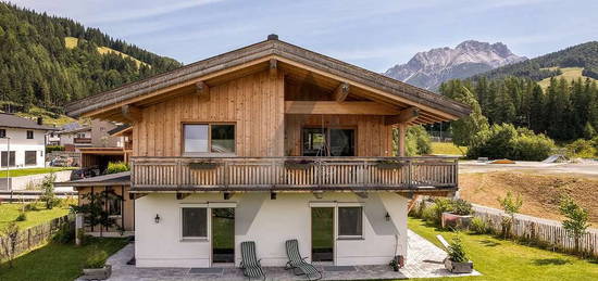 Traditionelles Einfamilienhaus mit Bergblick