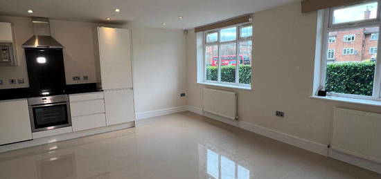 Flat to rent in Watford Way, London NW7