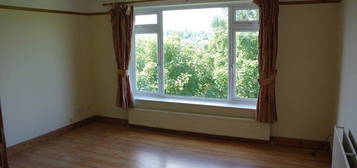 Flat to rent in Somerset Road, New Barnet, Barnet EN5