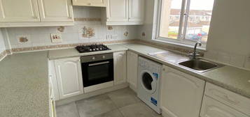 Flat to rent in Sandown Road, Slough, Berkshire SL2