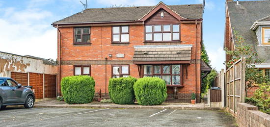 Maisonette for sale in Moss Grove, Kingswinford DY6