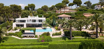 Villa d'exception à Antibes offrant 8 chambres et une vue panoramique sur la mer.