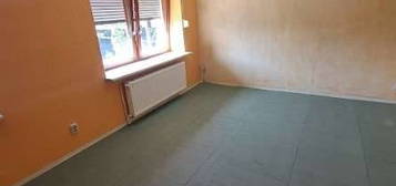 Kleines EFH (65m²) auf 480m² Grundstück.
Ruhige Ortslage am Waldrand.