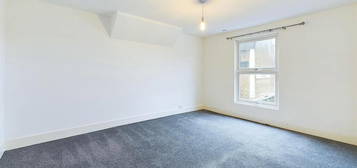 Flat to rent in Broad Street, Teddington TW11