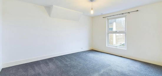 Flat to rent in Broad Street, Teddington TW11