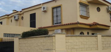 Chalet adosado en venta en calle Barbecho s/n