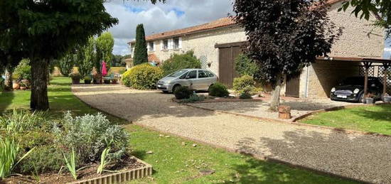 Superbe Maison en Pierre de 4 Chambres avec une Grange Attenante.Vues sur la Campagne et Jardin Clos