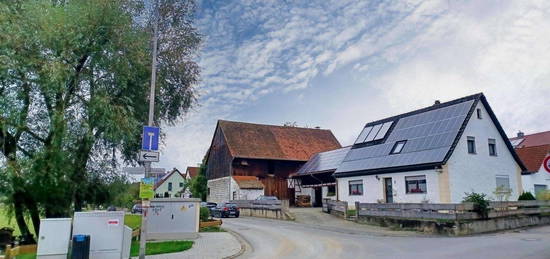 Fränkische Idylle: Einfamilienhaus mit Nebengebäuden und Scheune auf großem Grund!