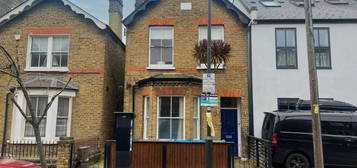 Flat to rent in Russell Road, Wimbledon SW19