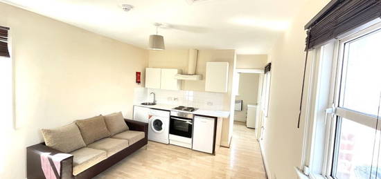 Flat to rent in Walm Lane, London NW2