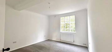 Flat to rent in Wood Street, Barnet EN5