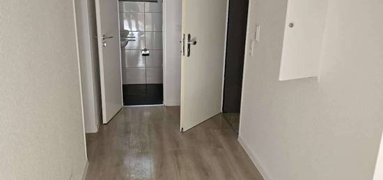 Frisch sanierte 3-Zimmer Wohnung im EG mit Balkon und Gäste-WC !