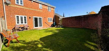 3 bedroom semi-detached house to rent