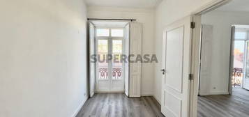 Apartamento T3 em Lisboa com cozinha equipada