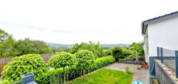 Modernes, einseitig angebautes Einfamilienhaus mit Balkon, Terrasse, Süd-West-Garten + Fernsicht