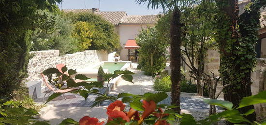 Au cœur d'Uzès, propriété familiale avec maison d’amis, piscine, jardin, garage et revenus locatifs