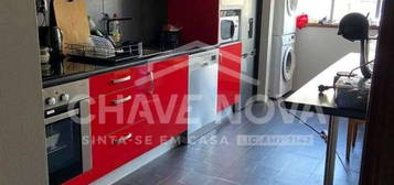 Apartamento T2 renovado com garagem em Ermesinde