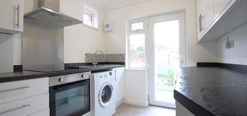 Maisonette to rent in Bedfont Lane, Feltham TW14