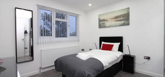 Room to rent in Whitchurch Lane, Canons Park, Edgware HA8