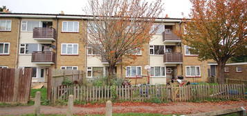 Flat to rent in Brackley Close, Cambridge CB4