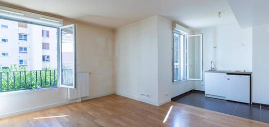 Studio de 30 m² en parfait état, lumineux, situé rue Lecouteux, à seulement 4 minutes à pied de la station Mairie des Lilas