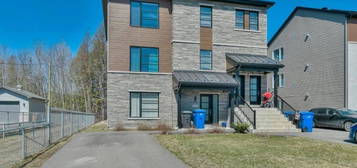 10140 - 10144, Rue du Beaujolais, apt. 10142
                        Mirabel