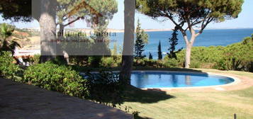 Casa térrea com piscina e vista maravilhosa sobre o mar